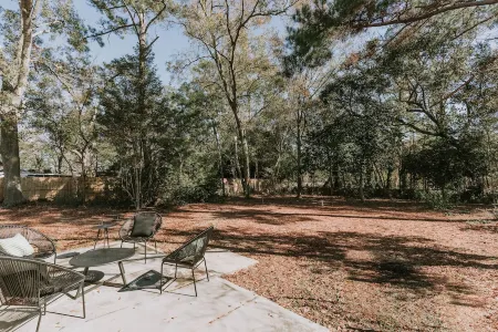 Coastal Charm - close to the beach & downtown Ocean Springs! With golf cart!!! Отели рядом с достопримечательностью «Шелл»