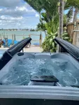 Tropical Paradise 🏝! POOL, Hot Tub, Dock, FREE Ice, Kayaks, Paddles, Bikes!