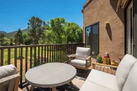 Red Rock Views! Pool~Pickleball~Hike~Golf, Deck Overlooks the 9th Green! Sedona