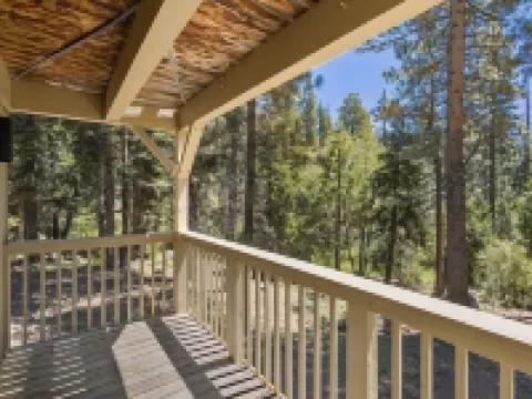 Attractive all-season townhome! Less than 10 min to Northstar, 3 min to beach! Hotels in Kings Beach