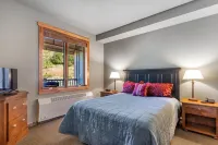 Cozy Ski in/out condo in Morning Eagle. Right on the slopes!