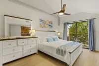 Family friendly condo, bright and beachy, walk to the beach! AC, pool, hot tub! - 4-Star