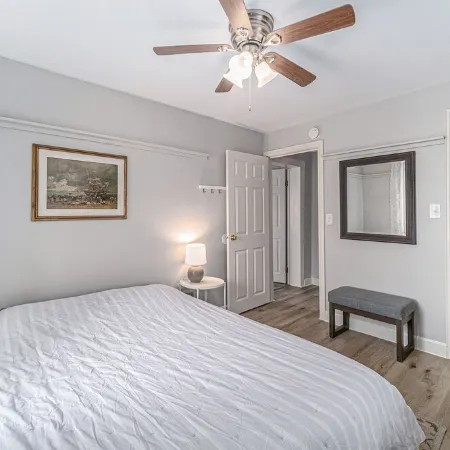 Updated Modern & Spacious 2 bed Apartment Near Everything!