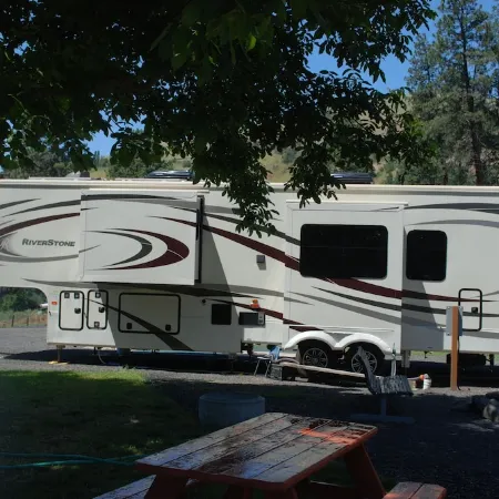 2019 40' 5th wheel on quiet property in the country with spectacular river views