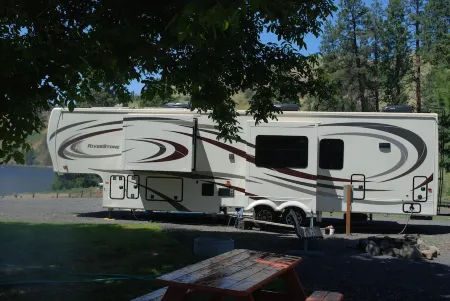 2019 40' 5th wheel on quiet property in the country with spectacular river views