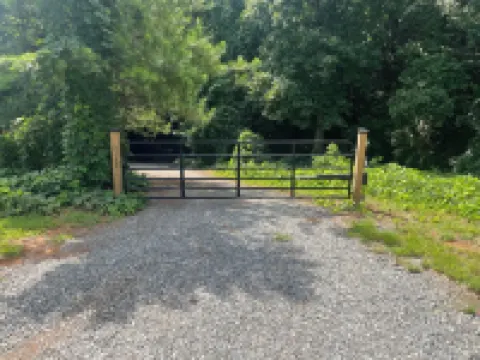 Grain Bin Silo Tiny House with 1 Bedroom, WiFi, AC and Hot Tub in Shelby