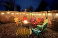 Haven at Hazel~Downtown Bungalow, cozy quarters for up to four, farmhouse chic. Hotels in Demorest