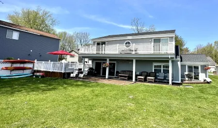 PONTOON BOAT NOW INCLUDED! 7 BEDS, HOT TUB Updated Lakefront Cottage - Book Now Отели в г. Нортон Шорс