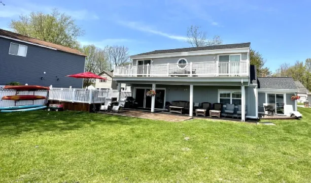 PONTOON BOAT NOW INCLUDED! 7 BEDS, HOT TUB Updated Lakefront Cottage - Book Now