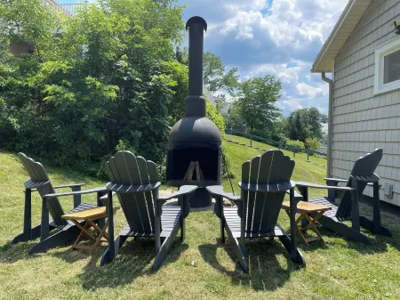 Remodeled Family Cottage with Lake Views Close to Wineries, Hiking & Tons More Отели в г. Баррингтон