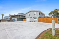 Waterfront Canal home! Private Pool, Hot Tub, Fishing, Dock your Boat!