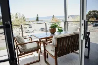 Beautifully renovated apartment close to beach with a gorgeous views Hotels near Crystal Brook Memorial Rotunda