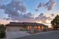 LOOK NO FURTHER-4,000sf Hillside with Views TV's & Pool Table