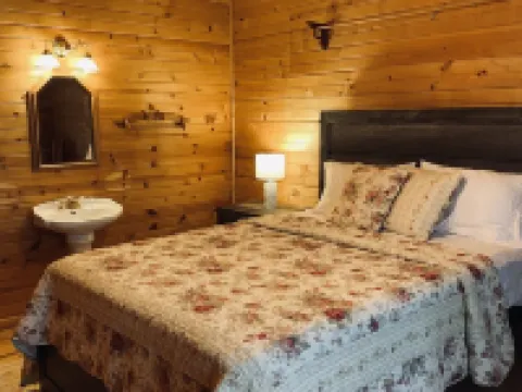 Log Cabin Haus in Amish Country Shipshewana, Indiana Hotels in LaGrange County
