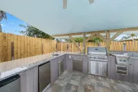 Heated Pool+Spa+BeachWalk+Bikes+MiniGolf+Beach Essentials &Toys+Outdoor Kitchen
