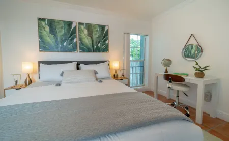 Comfy 1b getaway w/ BEACH ACCESS & full amenities