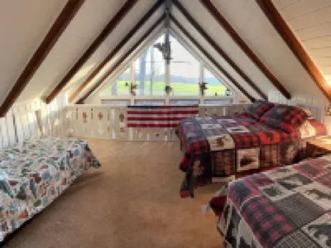 Cozy Indian Lake Chalet on Golf Course w/ Arcade Game Room. Close to flight 93 Hotels in Indian Lake