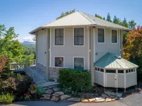 Lower rates/flexible calendar Waterfront Home w/ Private Dock and Mountain Views Hotels in McDowell County