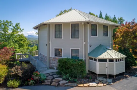 Lower rates/flexible calendar Waterfront Home w/ Private Dock and Mountain Views