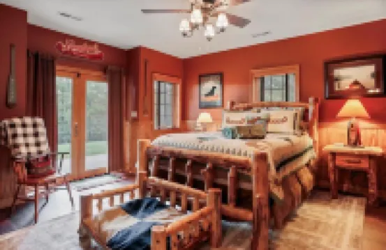 Hemlock Haven: Luxury Log Retreat w/ Sauna, Saloon & Blue Ridge Views