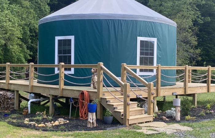 Magical Riverside Yurt, hot tub & the BRPW, pet friendly near Floyd, Va
