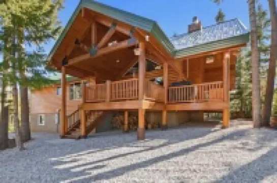 Large Cabin, In The Trees, Lots of Parking, adventure, and wildlife viewing