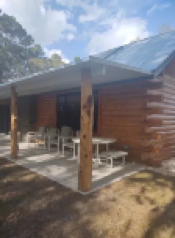 Log Cabin ,Ocklawaha FL, Close to Ocala Villages Pet Friendly ,Lake Weir