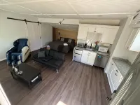 Zen Den - jetted tub, massage chair, home theater, EV charger, King bed, parking