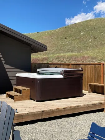 Perfect-Family Gatherings, Wedding Groups, 5 Private Suites, HotTub, Yellowstone