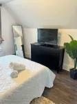 NewRo Chic Retreat- 3 Bdrms 30 min to NYC Hotel dekat Regal Cinemas New Roc 18 IMAX & RPX