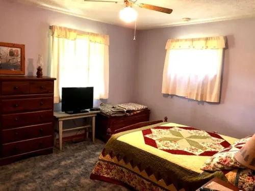 Workman's Wildlife Haven, Secluded country setting vacation cabin