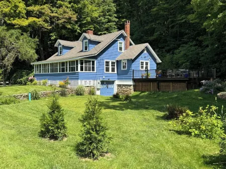 Charming Berkshire Farmhouse: Your Cozy Retreat Awaits! Отели рядом с достопримечательностью «Bidwell House Museum»