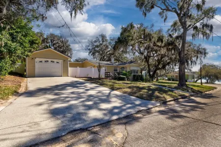 Cozy, Close to downtown Lake View home. Отели в г. Клермонт