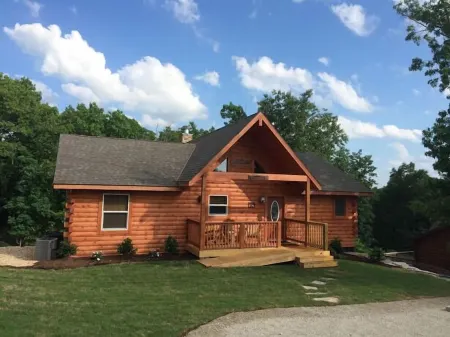 Ozark Legends Lodge- Lg Game Rm, Private Hot tub; 1 Mile to Thunder Ridge