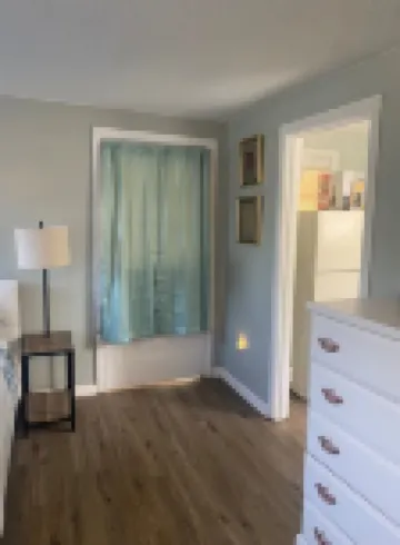 Historic Renovated Studio Apt w kitchen 2ndFl