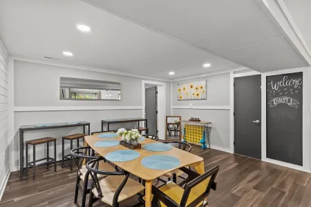 Spectacular 4 Bedroom with Outdoor Oasis!  No Cleaning Fee Отели рядом с достопримечательностью «Университет Северная Каролина в Уилмингтон»