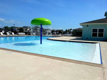 5★ Waterfront home w/ bikes & kayaks, fire pit! Amazing underwater fishing light