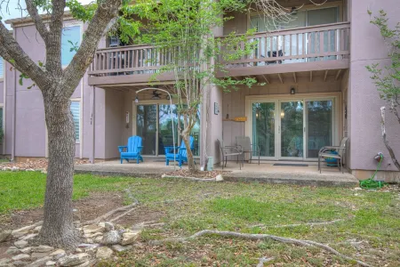 Canyon Lake condo, a short drive to New Braunfels, boat & trailer parking