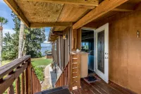 Beautiful  Riverfront Chalet w/ Pool & Boat Dock- Old Florida Fun- Pet Friendly! Hotel di Grant-Valkaria