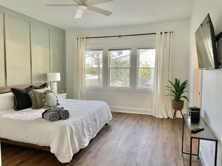 Phenomenal in Fuquay-Sleeps 11- Weddings, Pets, Minutes to High Grove Estates!!! Отели рядом с достопримечательностью «Samantha's Jewelry Design & Repair»