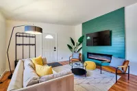 Modern LUX 4 bdrm - Near Mall, Boeing, Paine Field & Eateries!