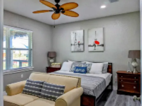 House on the bay. Fishing, crabbing, boating, kayaking close to Galveston.