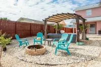Welcome to Flamingo Vibes@PCB- Only 1 block from Rick Seltzer Beach Access Park! Public Beach Access #3 PCB., Fl.附近的飯店