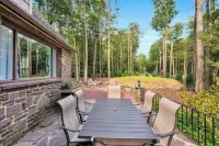 New Pocono Getaway:3-Tier Theater, Hot Tub, Fire pit, Pool Table.Near Lake Naomi