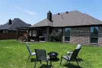 3BR/2BA Home w/ Jacuzzi and Kids Playground Hotels near DSW Designer Shoe Warehouse