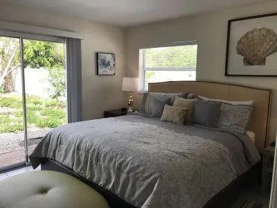 Cozy Retreat, minutes from Beaches, Shopping and Dining, 5th Ave and 3rd Street.