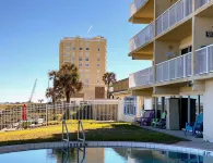 Oceanfront Beachdrifter - 2/2 Condo with lawn - no stairs, best parking