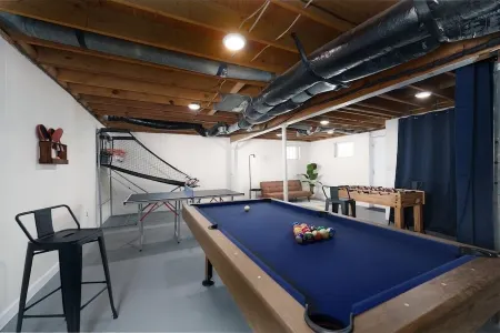 NEW! ARK Family Retreat w/ Game Room 3min to Ark!