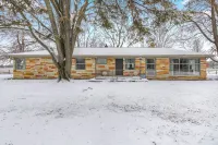 Lake and marina 5 minutes away Large family friendly Cozy home with country feel Hotel a Plain Township