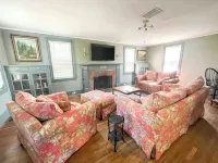 Charming 4-bedroom 1800's farmhouse with WiFi, AC in serene Cowlesville